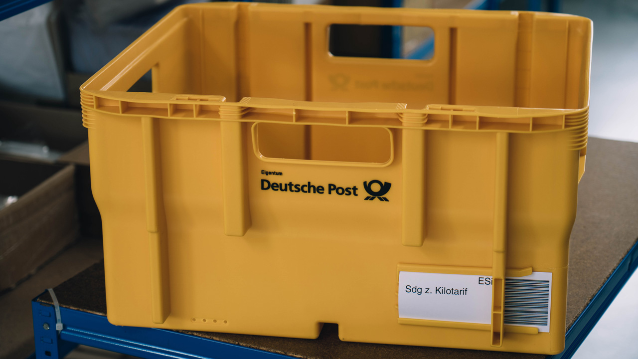 Leere gelbe Postkiste Größe 3 der Deutschen Post AG